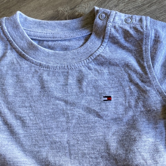 Tommy Hilfiger 2 piece boys size 6-9 mos. NWT! Short sleeve tee & red shorts - Picture 3 of 16